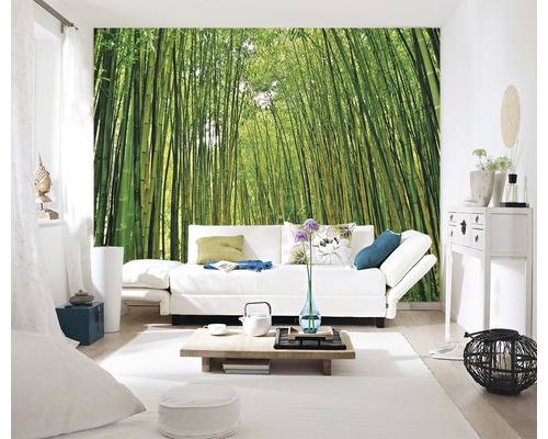 Wohnzimmer mit Bambuswald-Tapete, Sofa und Dekorationen.