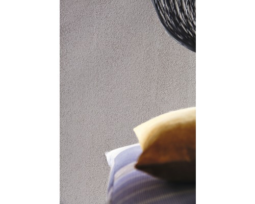 Nahaufnahme von Kissen und einer Wand mit Rauputzstruktur