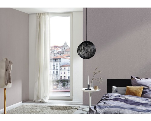 Schlafzimmer mit Bett, Lampe und Blick auf die Stadt