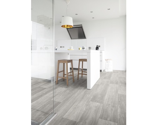 Heller Küchenraum mit grauem Vinylboden, Kücheninsel und Barhockern.