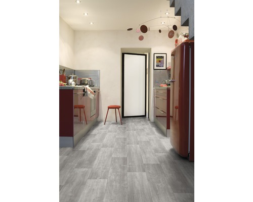 Küchenszene mit grauem Bodenbelag in Holzoptik, Küchenmöbeln und Küchengeräten
