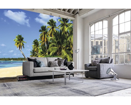 Wohnzimmer mit Fototapete einer tropischen Strandlandschaft