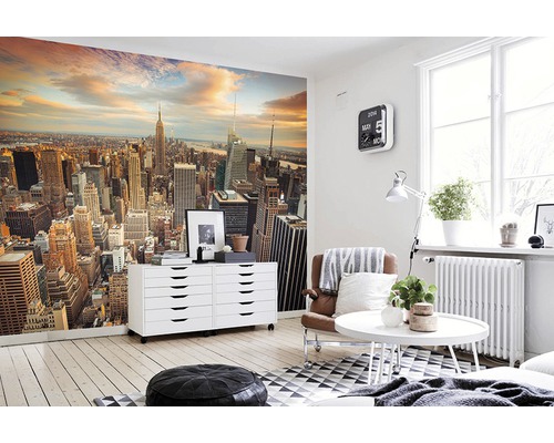 Wohnzimmer mit Fototapete New York Skyline, Kommode, Sessel und Tisch.