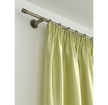 Gardinenstange mit Vorhang an der Wand