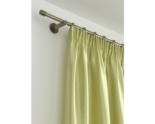 Gardinenstange mit Vorhang an der Wand