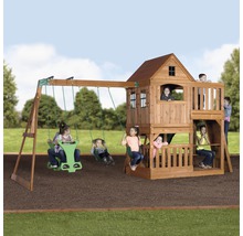 Holzspielhaus mit Schaukel und mehreren Kindern, die spielen.