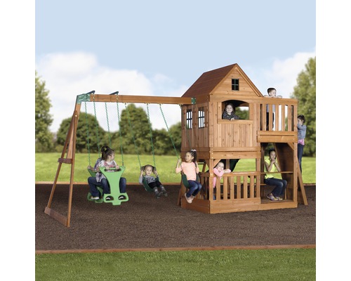 Holzspielhaus mit Schaukel und mehreren Kindern, die spielen.