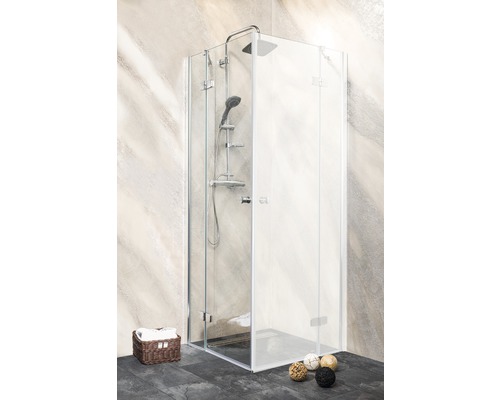 Eckdusche mit Duscharmatur und Handbrause im Badezimmer