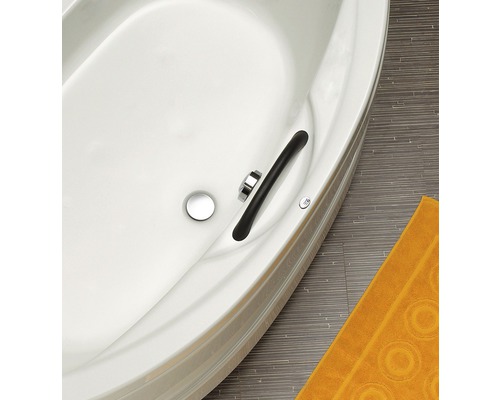 Detailansicht einer Badewanne mit Haltegriff, Abfluss und Überlaufgarnitur