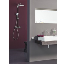 Modernes Badezimmer mit Duschsystem und Waschtisch