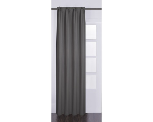 Grauer Vorhang vor einem Fenster