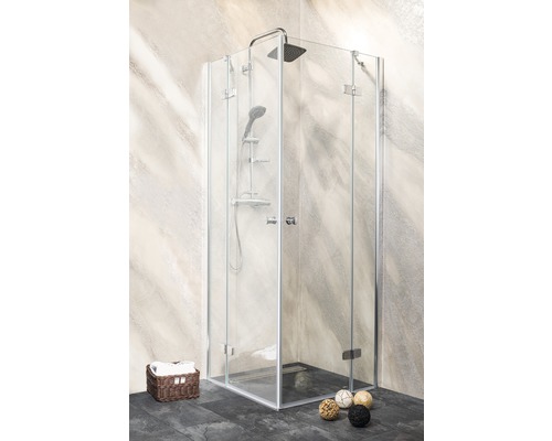 Eckdusche mit Duschkopf und Handbrause in einem hellen Badezimmer