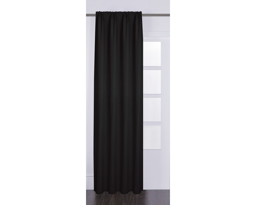 Schwarzer Vorhang vor einem Fenster.