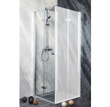 Eckdusche mit Duscharmatur und Glaswänden im Badezimmer