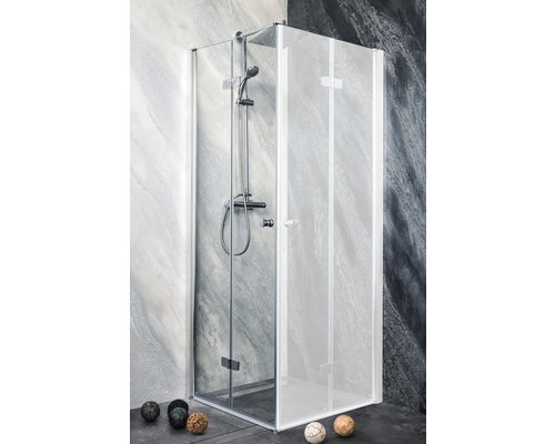 Eckdusche mit Duscharmatur und Glaswänden im Badezimmer