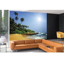 Wohnzimmer mit Fototapete einer tropischen Strandlandschaft.