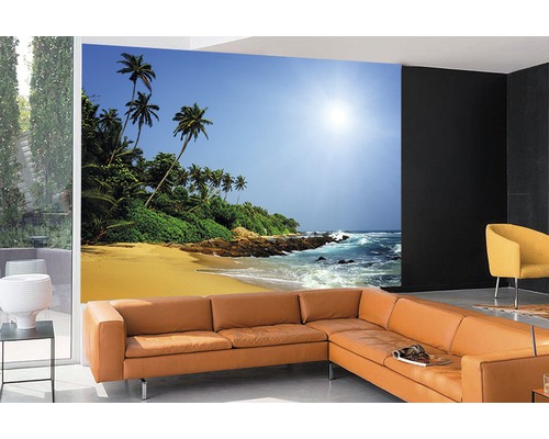 Wohnzimmer mit Fototapete einer tropischen Strandlandschaft.