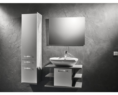 Badezimmer mit Spiegelschrank, Waschbeckenunterschrank und Hochschrank für ein helles und aufgeräumtes Ambiente