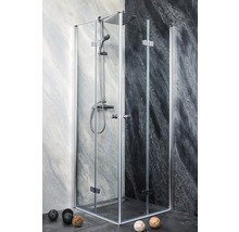 Eckdusche mit Duscharmatur und Brausekopf vor einer Wand mit Steindekor