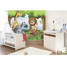 Kinderzimmer mit Kinderbett, Wickelkommode und Tiermotiv-Tapete