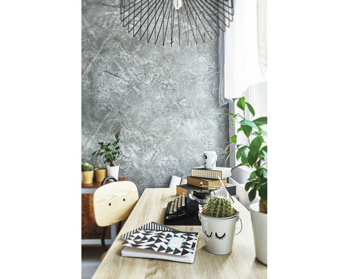 Schreibtisch mit Dekoration und Büromaterialien in einem hellen Raum