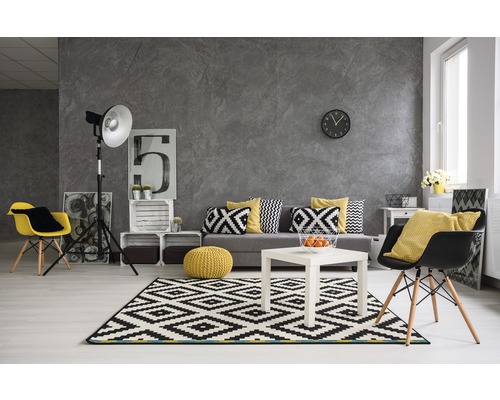 Wohnzimmer mit Sofa, Teppich und Dekoration