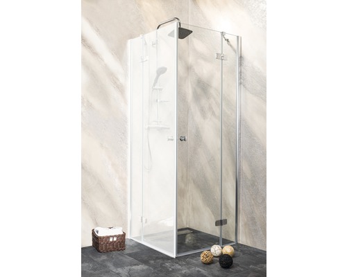 Eckdusche mit Duschkopf und Handbrause im Badezimmer
