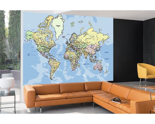 Wohnraum mit großer Weltkarte als Wanddekoration und braunem Ecksofa.