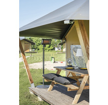 Szene mit Zeltunterstand, Heizstrahler, Picknicktisch und Sitzkissen