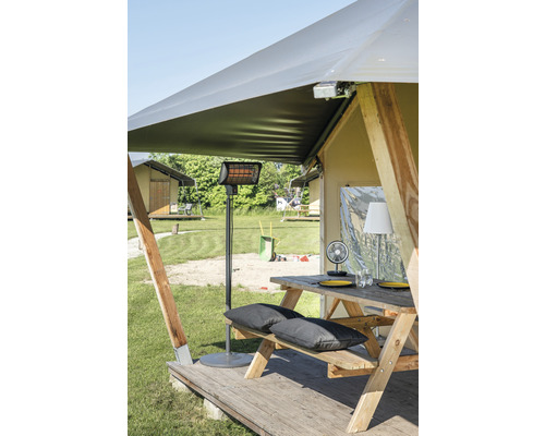 Szene mit Zeltunterstand, Heizstrahler, Picknicktisch und Sitzkissen