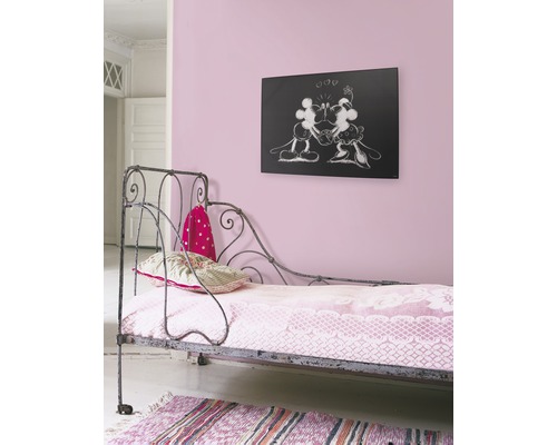 Zimmer mit Wandbild, Bett und Teppich.