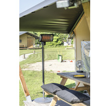 Terrasse mit Infrarot-Heizstrahler, Picknicktisch und Kissen