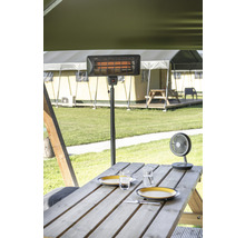 Terrassenszene mit Heizstrahler, Tisch, Geschirr und Ventilator