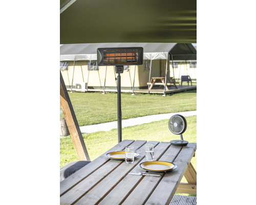 Terrassenszene mit Heizstrahler, Tisch, Geschirr und Ventilator