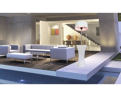 Szene mit einer Terrassenheizung, die auf einer erhöhten Plattform neben einem Pool steht und von modernen Gartenmöbeln umgeben ist.