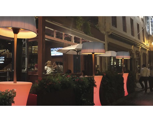Außenbereich eines Restaurants mit Heizstrahlern in Lampenform