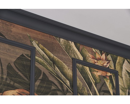 Detailaufnahme eines Zimmers mit Zierleisten und Wandpaneelen mit tropischem Blätter- und Blumenmuster.