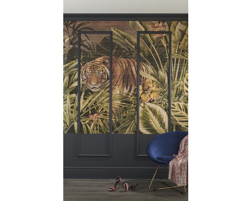 Wohnzimmer mit Dschungel Tapete, Sessel und Schuhen