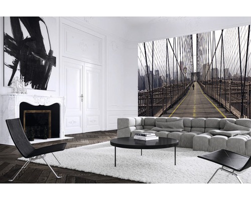 Wohnzimmer mit Fototapete der Brooklyn Bridge, Sofa, Sessel, Couchtisch, Teppich, Kamin und Kunst