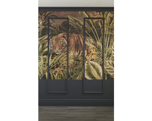 Tapete mit Tiger und Dschungelmotiven an einer Wand mit Zierleisten