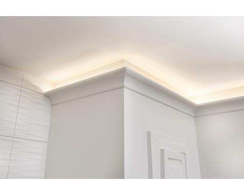 Ecke eines Raumes mit Deckenleiste und indirekter Beleuchtung