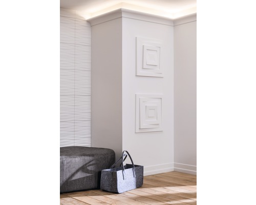 Modern gestalteter Flur mit Sitzhocker, Filztasche und Wanddekoration