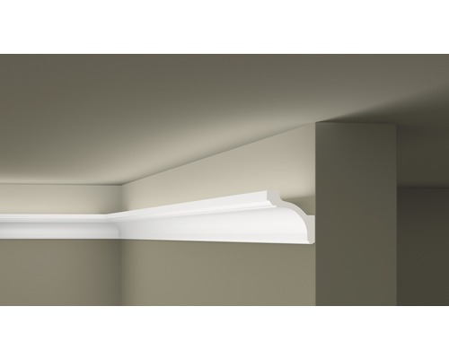 Zimmer mit montierter Zierleiste als Übergang von Wand zu Decke