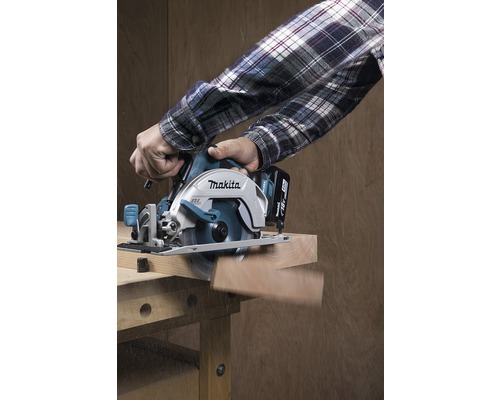 Makita Handkreissäge schneidet Holzbrett auf Werkbank