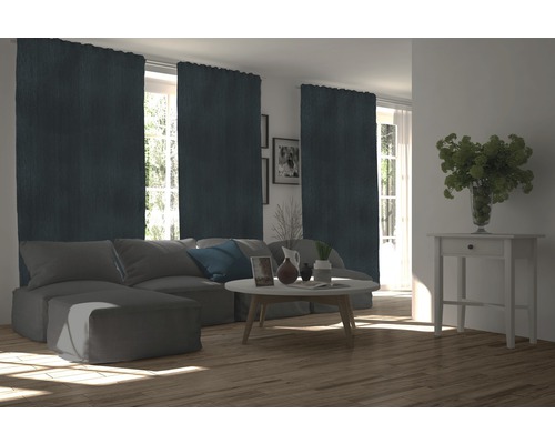 Wohnzimmer mit Sofa, Vorhängen und Beistelltisch