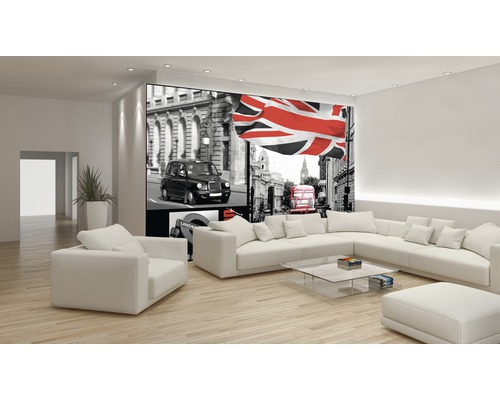 Modernes Wohnzimmer mit London-Fototapete und weißen Möbeln.