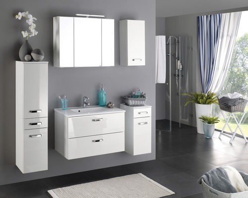 Badezimmer mit Waschbeckenunterschrank, Spiegelschrank und Hochschränken.