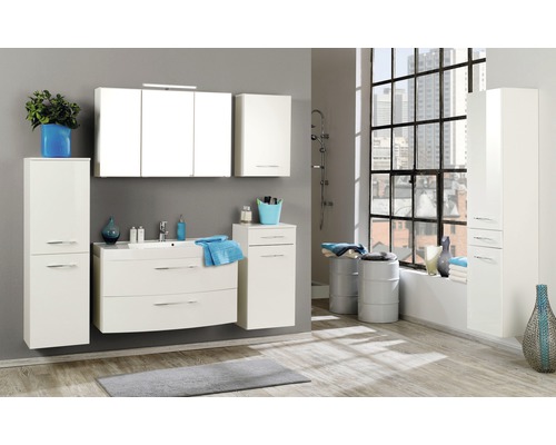 Badezimmer mit Waschbecken, Unterschrank, Spiegelschrank und Hochschränken in modernem Design
