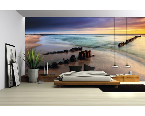 Schlafzimmer mit Fototapete eines Strandes bei Sonnenuntergang