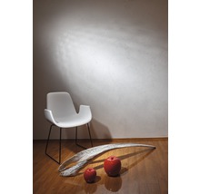 Dekorative Szene mit Stuhl, Äpfeln und Blatt auf Holzboden